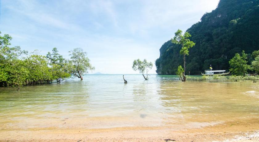 a body of water with a couple of boats in it, Krabi Beach House ( SHA Plus+) in Krabi