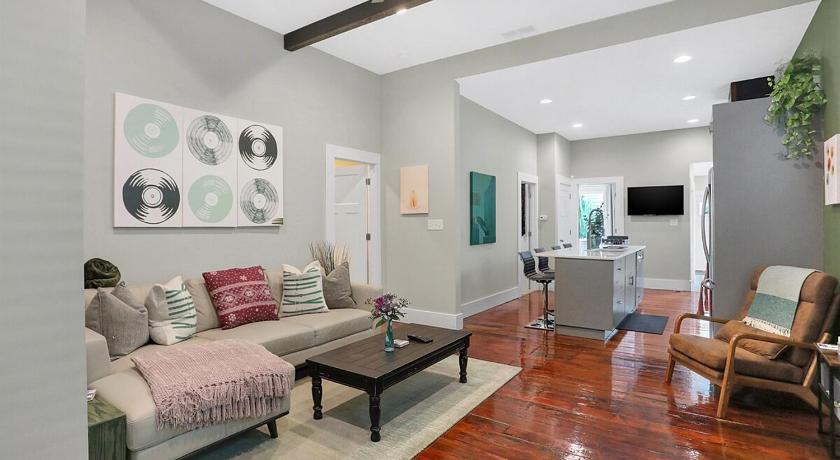 Prime location very close to downtown!