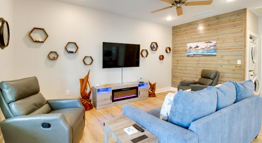 4 Mi to Rockport Beach Park: Home w/ Resort Perks