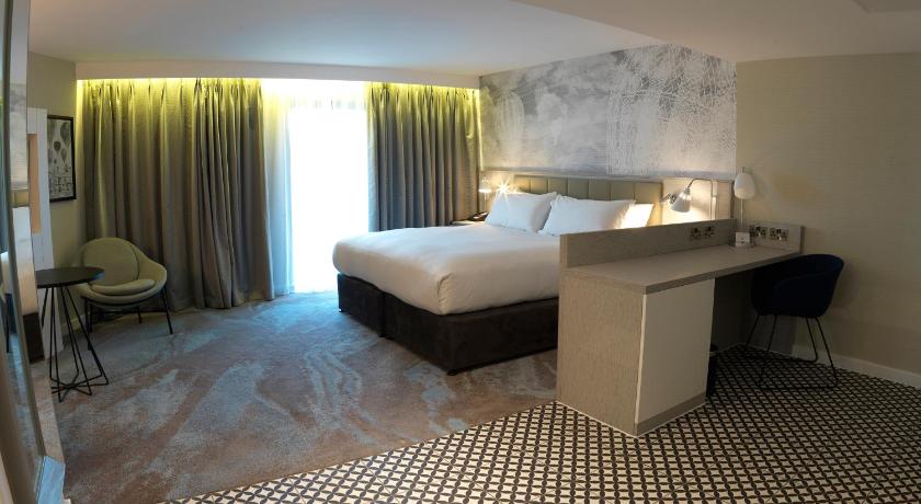FAMILY DELUXE ROOM with Sofa Bed attēls 4