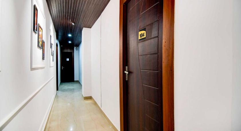 Townhouse Chinar Park Near Airport - image 7