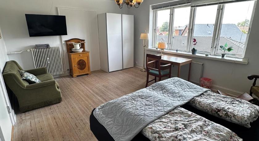 Image of Double or Twin Room with Shared Bathroom 12