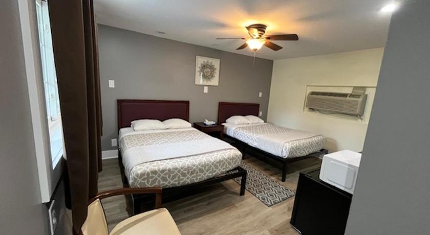 Camillus Nightshade Inn & Gardens 1-Star Accommodation lobby