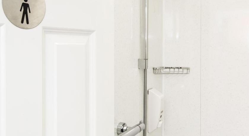 Afbeelding van Tweepersoonskamer met 2 Aparte Bedden en Gedeelde Badkamer (Twin Room with Shared Bathroom) 6