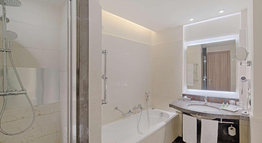 Image of Family connecting (3 adults + 1 child) 10