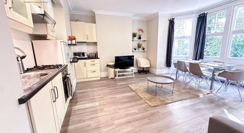 Modern 2-Bed Apartment with Wi-Fi & Parking Near Royal Berkshire Hospital & Reading Station