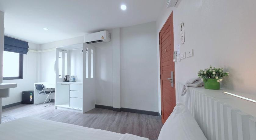 Image of Deluxe King Room 0
