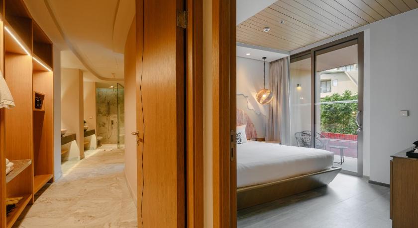 Image of 3-Bedroom Executive Suite 13