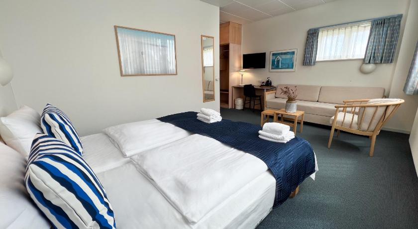 Image of Superior Family Room 1