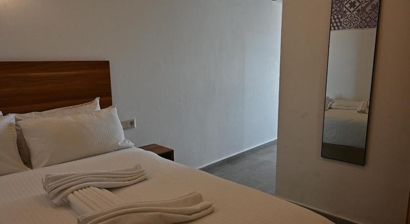 Image of Triple Room with Sea View 4