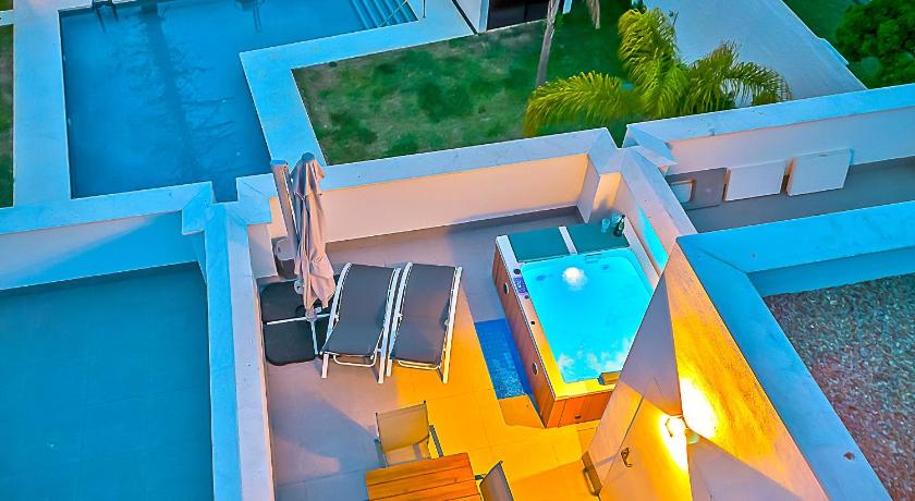 Jacuzzi & Pool House w Rooftop Terrace, Garden BBQ