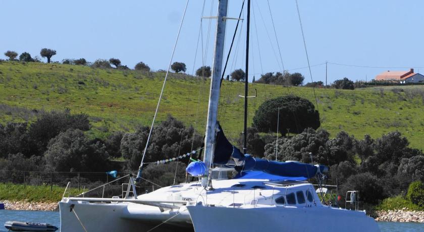 Cabines Catamaran Breakfast-Brunch Included, Optional Lunch & Dinner