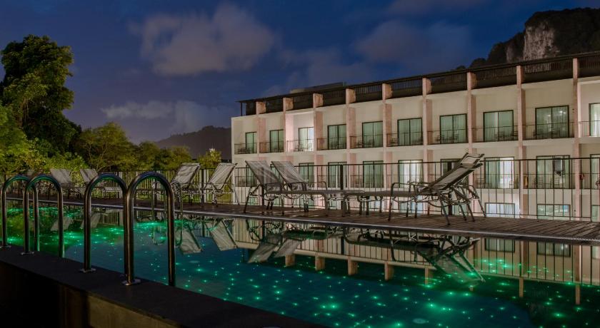 Image of Deluxe Pool Access Room 3