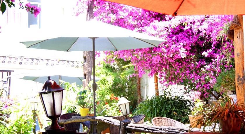 a table with umbrellas and flowers on it, Lijiang International Youth Hostel in Lijiang