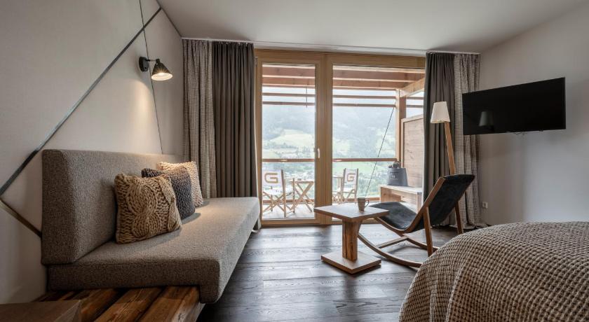 Image of Large Superior Double Room with Balcony 4