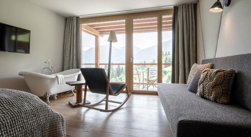Image of Deluxe Double Room with Balcony 7