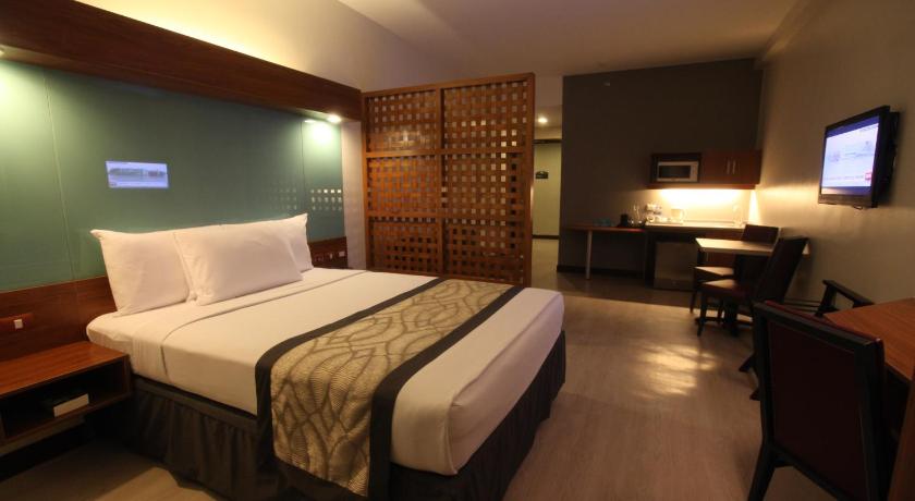 Image of 1 Queen Bed, Suite, Non-Smoking 3