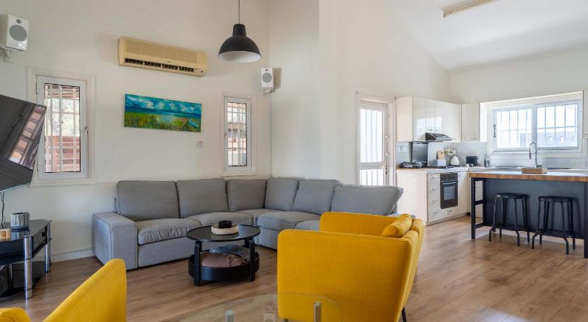 Beachside 2BR Villa with Garden & BBQ in Pervolia