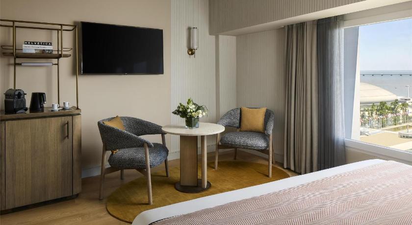 Image of Superior Room 8