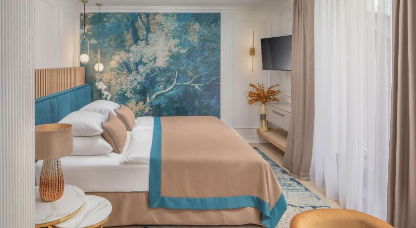 Image of Deluxe Suite with Spa Bath 0