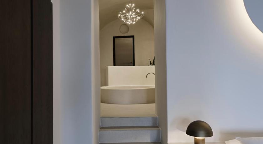 Image of Deluxe Suite with Hot Tub and Caldera View 12