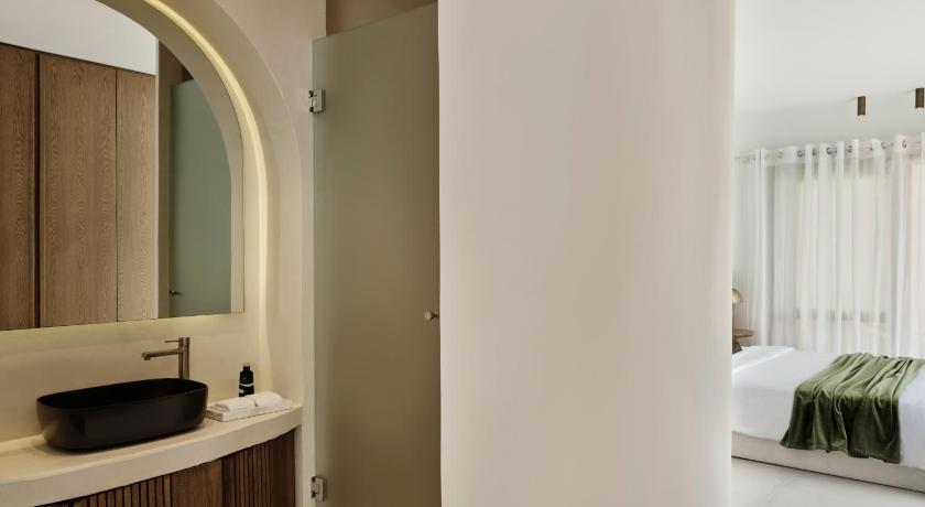 Image of Exclusive Suite with Infinity Pool 2