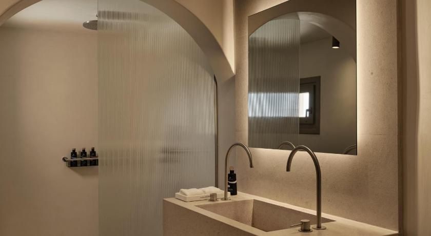 Image of Honeymoon Suite with Outdoor Hot Tub 2