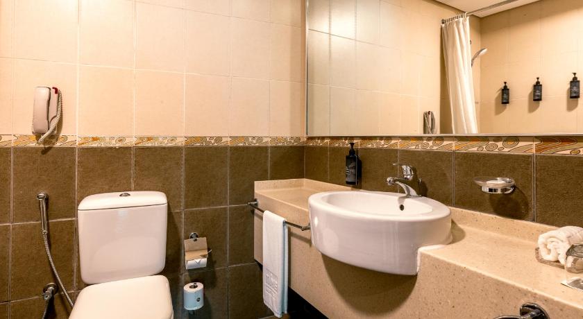Image of Deluxe King Pool View 2