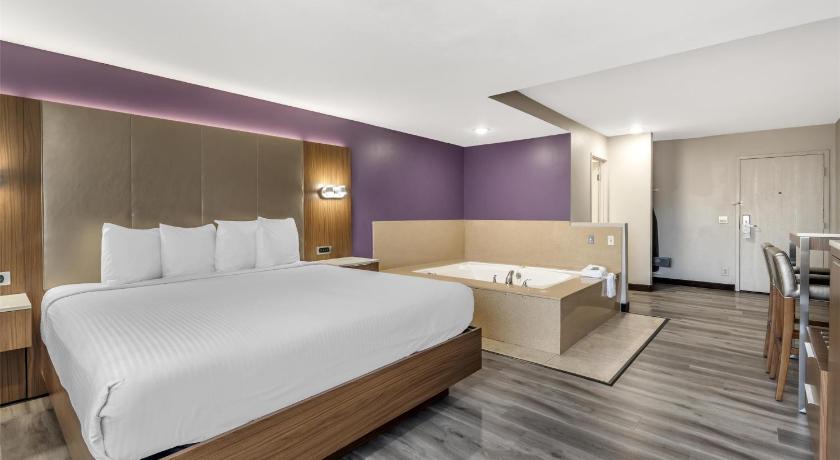 Immagine di 1 King Bed, Non-smoking, Jacuzzi, Microwave And Refrigerator, Continental Breakfast 0