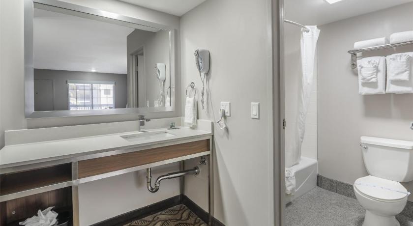 Immagine di Accessible - 2 Queen, Mobility Accessible, Communication Assistance, Bathtub, Non-Smoking 2