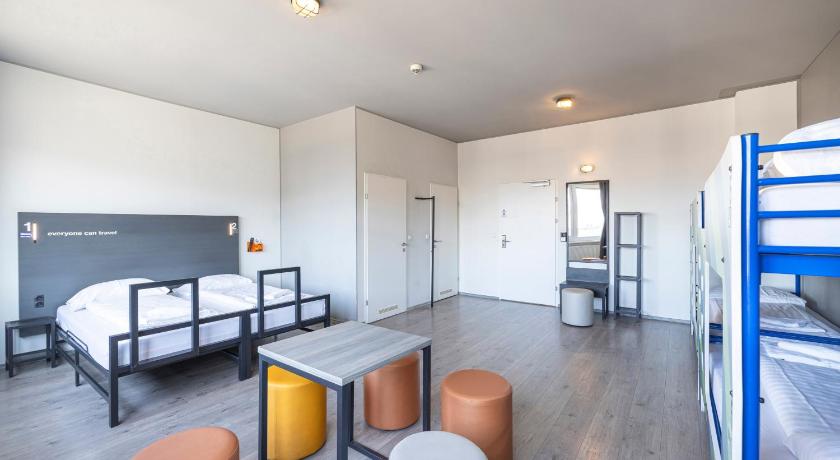 Image of 6-Bed Room 7