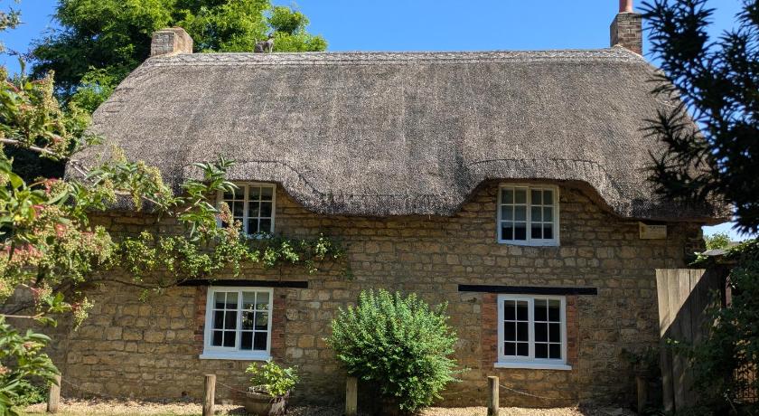 Period Thatched Cottage Towcester