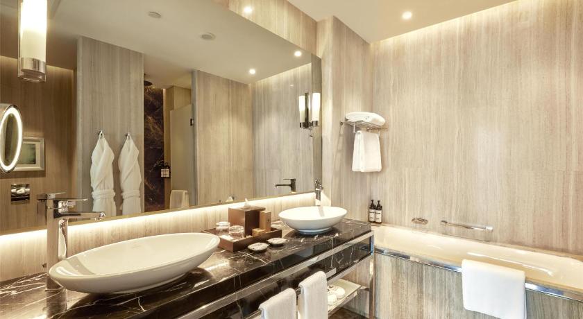 Image of Regency King Suite with Sea View - Club Access 2