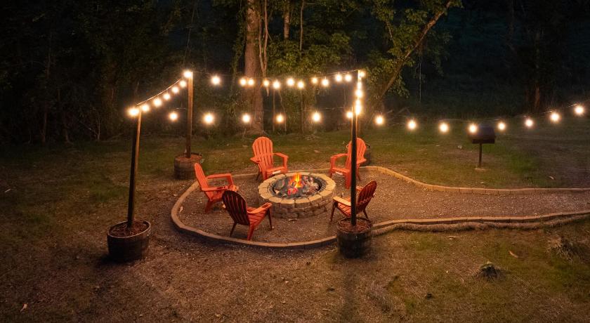 Pet Friendly Cabin in Sevierville, Sleeps 12 - Arcade and Foosball , Hot Tub, Fire Pit - Close to Do