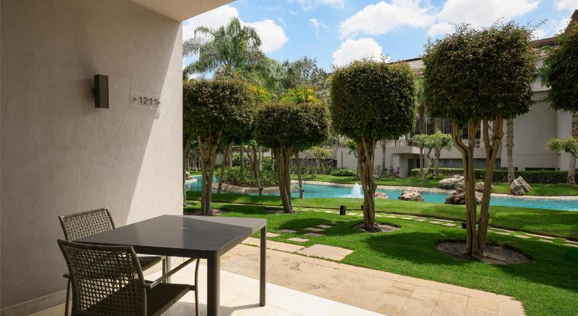Image of Deluxe 1 King, High Floor, Balcony, Pool or Lake view 13