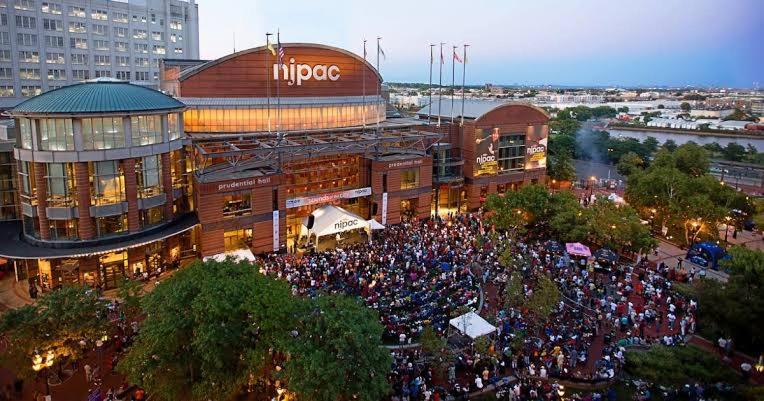 Newark (NJ) Traveler Haven XL NYC & NWK with free parking 4-Star Accommodation restaurant
