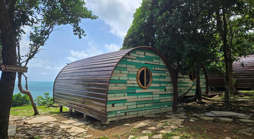 Image of Castaway Room With King Bed 7