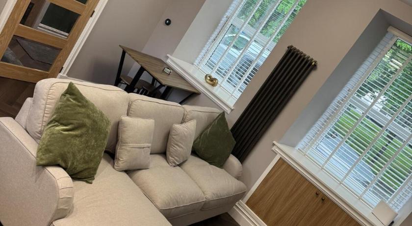 Modern 2BR Town-House - Sleeps 6 - Parking & Pets - Coast Serviced Apartments - Enquire for Trade & 