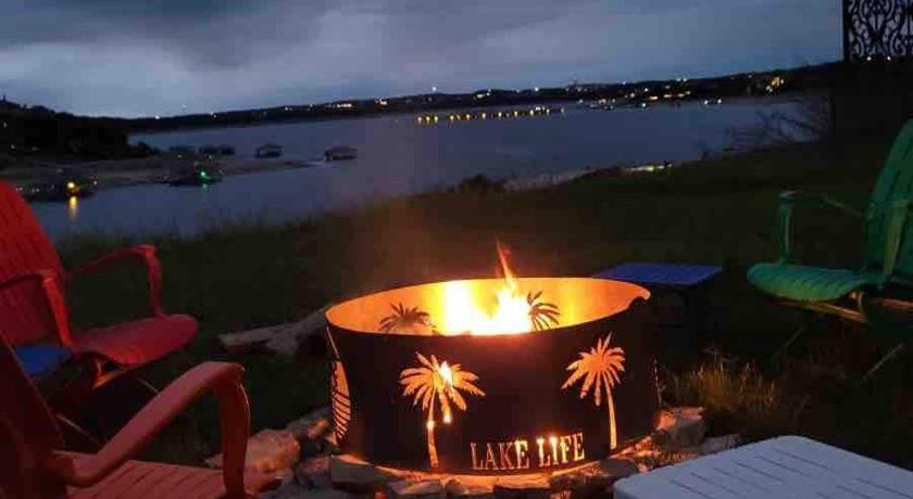 Austin Lake Travis Lakefront Retreat - Hot tub - Boat Ramp - Lakeside Parks 4-Star Accommodation amenity
