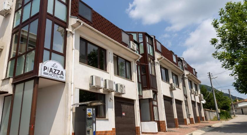 La Piazza Hotel