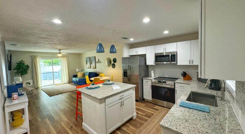NEW - Amazing Sunshine - Up 6 Guests-Private Backyard