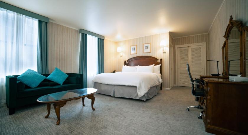 Image of 1 King Bed 3