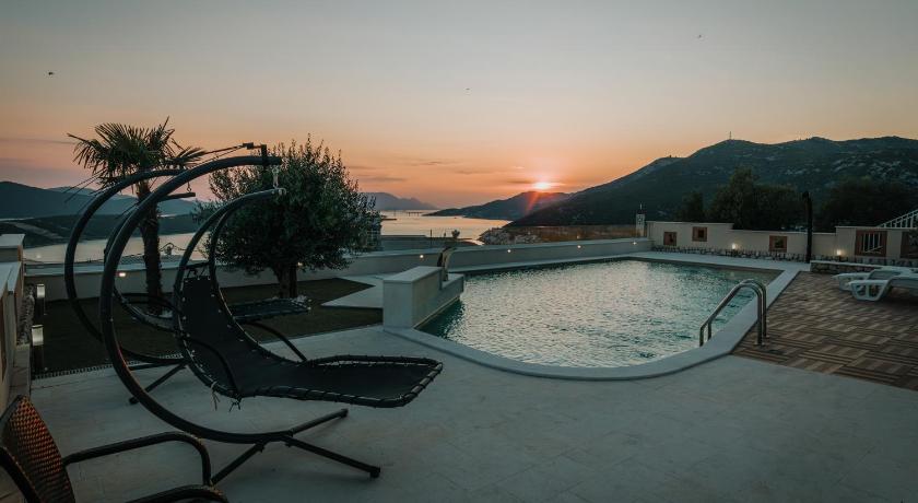 Apartment with Pool "Sunset Cove"
