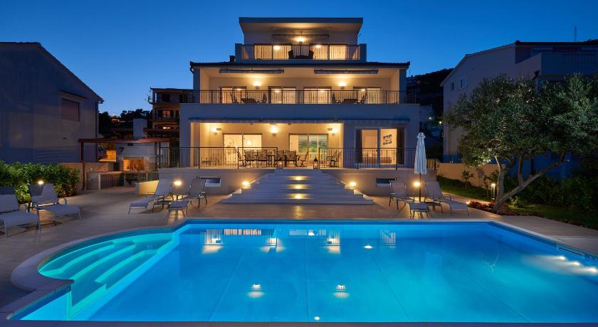 Image of Apartment, 2 Bedrooms, Lagoon View (East) 0