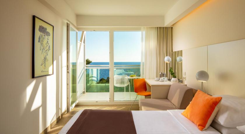 Image of Standard Twin Room with Extra Bed,Sea Side and Balcony 3