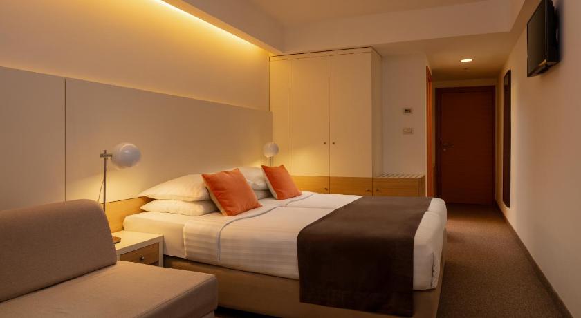 Image of Standard Twin Room with Extra Bed,Sea Side and Balcony 4