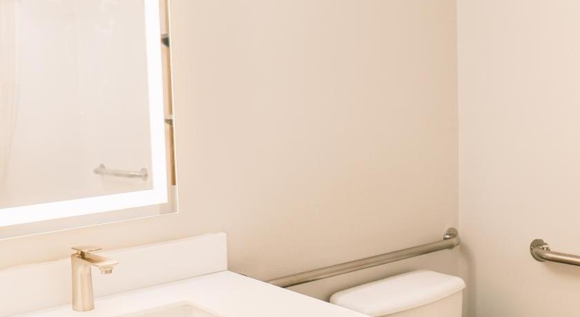 Image of 1 Queen Bed Accessible Room Non-Smoking 2