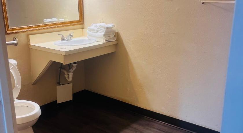 Monroe (MI) Stay-Well Inn - Monroe 3-Star Hotel suite