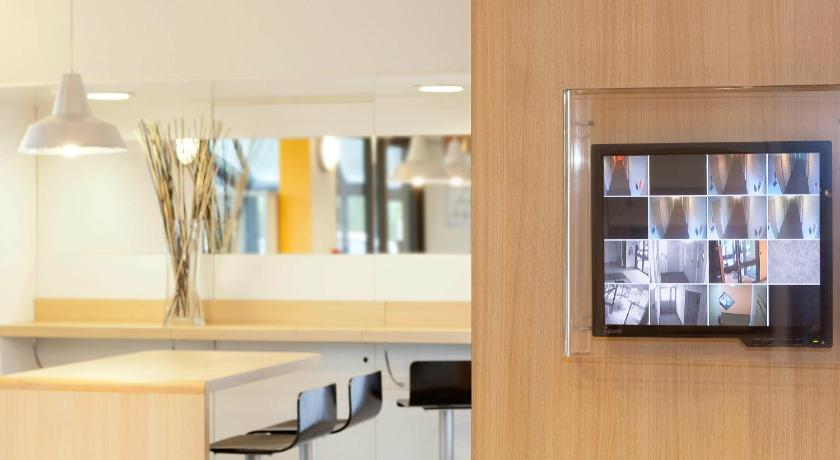 Hotel First Eco Savigny Villemoisson Centre Commercial Carrefour photo