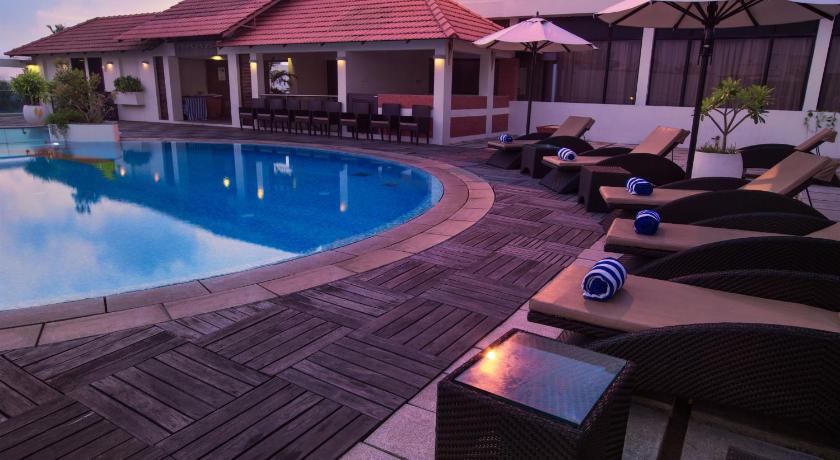 Swimming pool, The Sunway Manor in Pondicherry